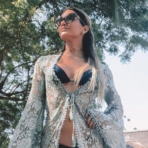 Kelly Key apostou no kimono bordado e levemente transparente para combinar com o biquíni preto. A peça é da marca Lucca Vasconcellos