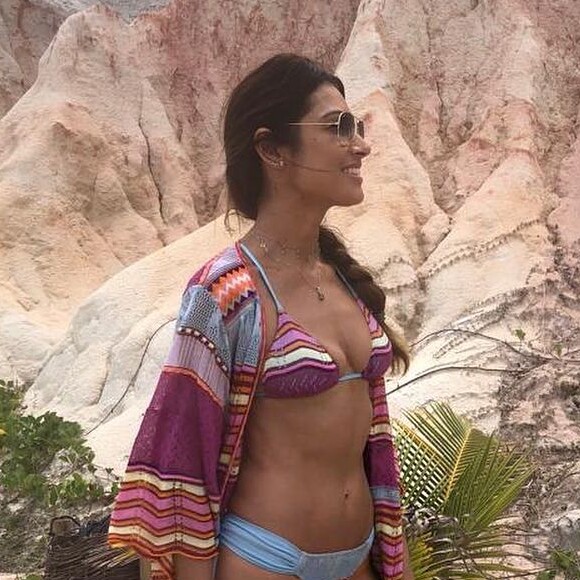 Conjuntinho praiano: o kimono listrado usado por Patrícia tinha a mesma estampa do biquíni. A peça é da marca Cecília Prado