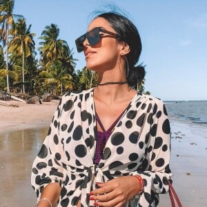 Jade Seba aposta em kimono com estampa poá para um look de praia sofisticado