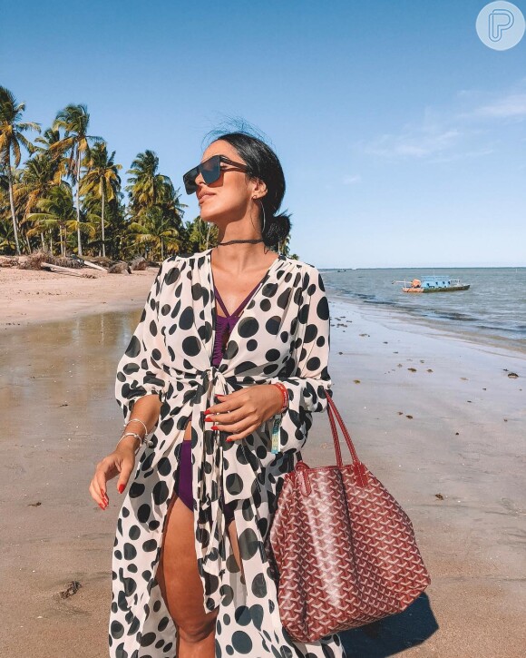 Jade Seba aposta em kimono com estampa poá para um look de praia sofisticado