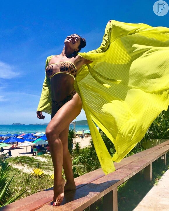 Juliana Paes usa kimono verde-limão ara combinar com o detalhe neon do biquíni. A pela é da marca brasileira de beachwear Pajaris e custa R$ 429