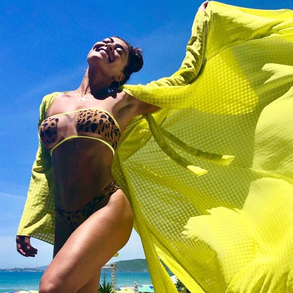 Juliana Paes usa kimono verde-limão ara combinar com o detalhe neon do biquíni. A pela é da marca brasileira de beachwear Pajaris e custa R$ 429