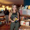 Eliana posa em lançamento de livro em São Paulo
