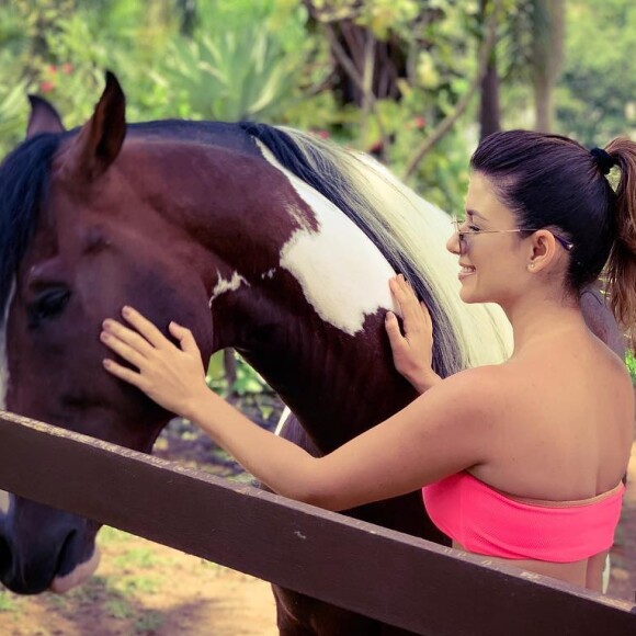 Paula Fernandes já publicou uma foto em que aparece usando biquíni neon