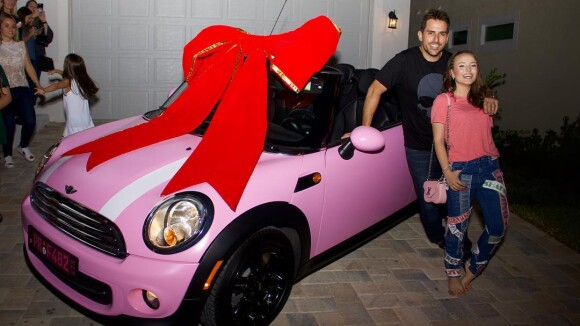Larissa Manoela exibe seu carro rosa de R$ 100 mil:'Pode se transformar em azul'
