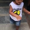 Juliana Alves mostra filha com blusa Olodum e sandália com estampa de arco-íris