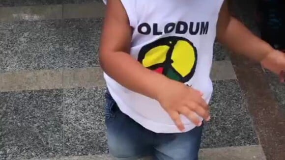 Juliana Alves mostrou o look fofo da filha, Yolanda, em vídeo na web nesta sexta-feira, 4 de janeiro de 2019