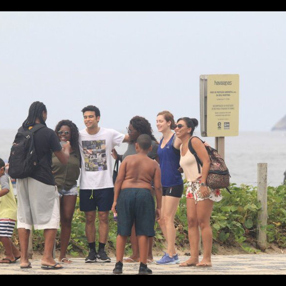 Sophia Abrahão e Sergio Malheiros atenderam fãs durante passeio pela orla do Rio de Janeiro neste sábado, 5 de janeiro de 2019