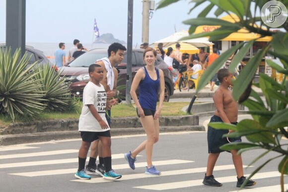 Sophia Abrahão e Sergio Malheiros tiraram o sábado para caminharem na orla do Rio
