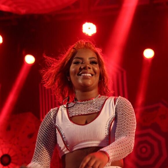 Ludmilla exibiu cabelo ruivo ao passar por nova mudança de visual em show na Marina da Glória, no Rio de Janeiro, neste sábado, 5 de janeiro de 2019