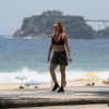 Adriana Esteves caminha de top e short em orla de praia nesta segunda-feira, dia 07 de janeiro de 2018