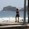 Adriana Esteves escolheu a orla de praia de São Conrado para se exercitar