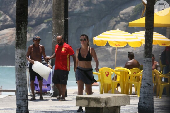 Adriana Esteves aproveitou o dia de sol no Rio de Janeiro para exercício ao ar livre