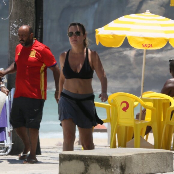 Adriana Esteves aproveitou o dia de sol no Rio de Janeiro para exercício ao ar livre