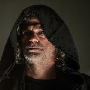 León (Eduardo Moscovis) vai obrigar Eurico (Dan Stulbach) a mergulhar a mão nas águas da fonte nos próximos capítulos da novela 'O Sétimo Guardião'