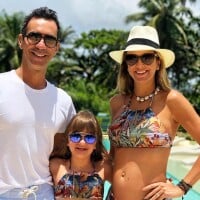 Grávida da 2ª filha, Ticiane Pinheiro combina roupa de praia com marido e filha