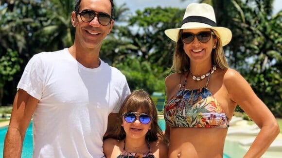 Grávida da 2ª filha, Ticiane Pinheiro combina roupa de praia com marido e filha