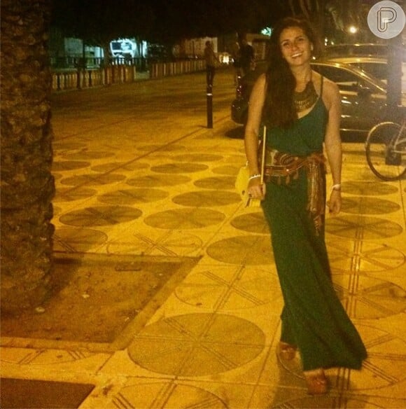 Giovanna Antonelli foi clicada durante um passeio pelas ruas da Espanha