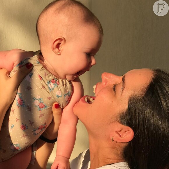 Thais Fersoza recordou em sua rede social foto da filha, Melinda, ainda bebê e com pouco cabelo: 'E Teodoro uma sementinha na minha barriga...'