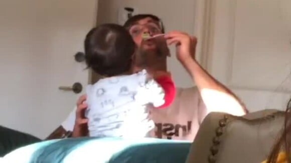 Ivete Sangalo filma marido, Daniel Cady, dando comida às gêmeas em vídeo nesta sexta-feira, dia 11 de fevereiro de 2018