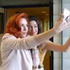 Nanda Costa e a cantora Érikka fazendo selfies nos bastidores do Programa 'Encontro com Fátima Bernardes'. A música, tema de seu personagem, ajudou a compor o trabalho de atriz
