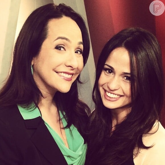 Nanda Costa e a apresentadora Maria Beltrão nos bastidores do 'Estúdio i', programa exibido pela Globonews