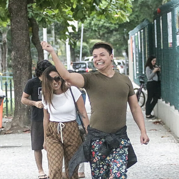 David Brazil brincou na legenda do vídeo: 'Anitta, não para de me seguir'