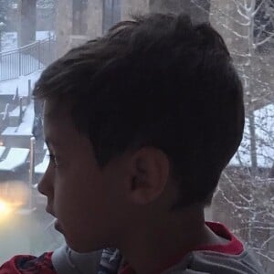 Filho de Eliana, Arthur se encantou ao ver a neve pela primeira vez