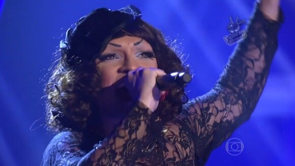 Drag queen Deena Love conquista famosos na estreia do 'The Voice Brasil'