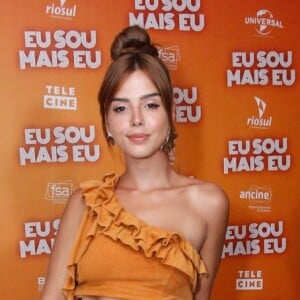 Famosas como Giovanna Lancellotti têm usado o Living Coral nos looks