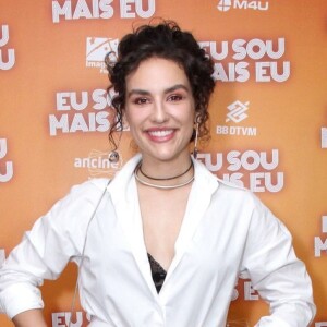 Na pré-estreia carioca do filme "Eu Sou Mais Eu", na última terça-feira, 15 de janeiro de 2019, Kéfera usou sombra coral e sapatos laranja 