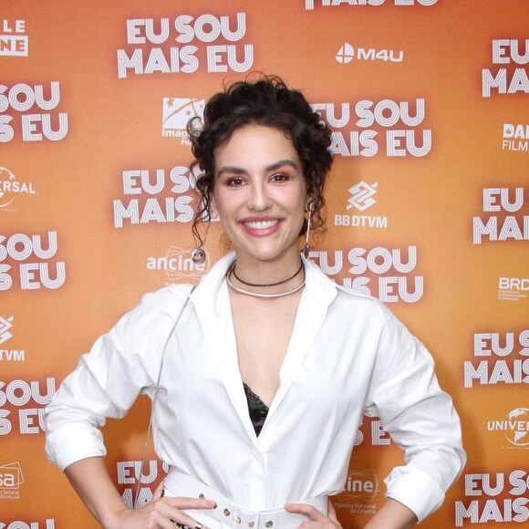 Na pré-estreia carioca do filme "Eu Sou Mais Eu", na última terça-feira, 15 de janeiro de 2019, Kéfera usou sombra coral e sapatos laranja 