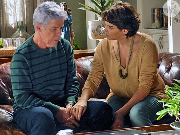 Beatriz (Suzy Rêgo) sabe que Cláudio (José Mayer) tem um amante e lida bem com a situação