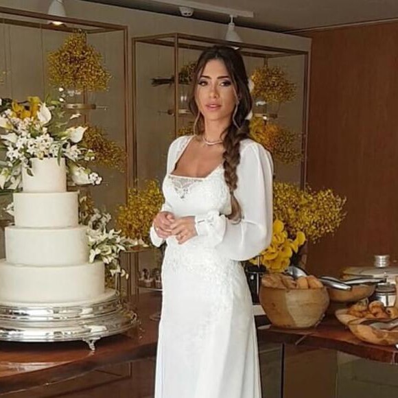 Para um brunch com amigos e familiares em hotel, Romana Novais trocou de roupa e escolheu um vestido no estilo slip dress