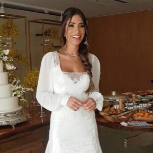 'Ficou bem esvoaçante para ela ficar bem confortável e não sentir calor, além de continuar elegante', afirmou o estilista Samuel Cirnansck sobre o vestido de noiva de Romana Novais