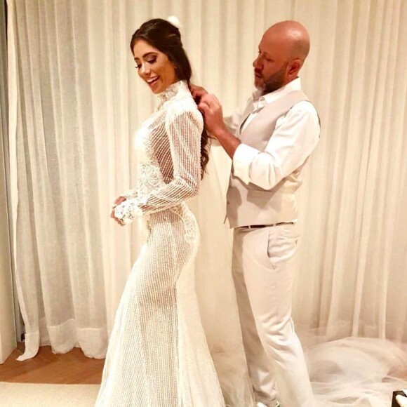 Samuel Cirnansck fala sobre vestido de noiva de Romana Novais: 'Tem um pouco de anos 80 por conta das ombreiras e vitoriano, com gola alta, manga comprida, cintura bem marcada com cara de corselet'