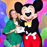 Larissa Manoela combina look verde com bolsa Chanel para exposição do Mickey