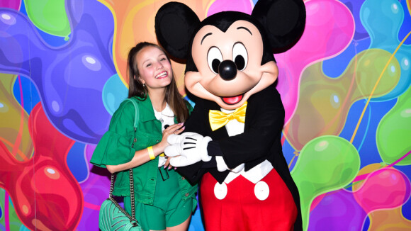 Larissa Manoela combina look verde com bolsa Chanel para exposição do Mickey