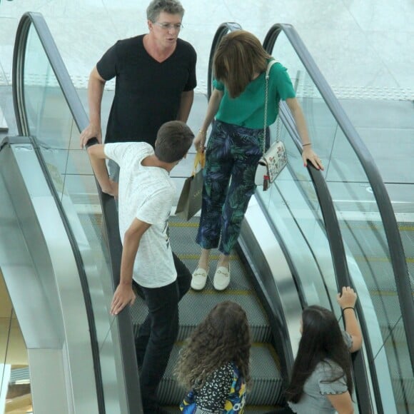 Boninho conversa com Ana Furtado durante passeio no shopping