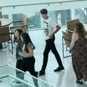 Ana Furtado e Boninho caminham com a filha, Isabella, e outros dois adolescentes