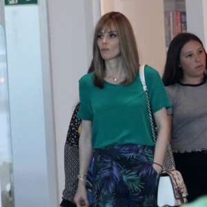 Ana Furtado escolheu um look azul e verde estampado