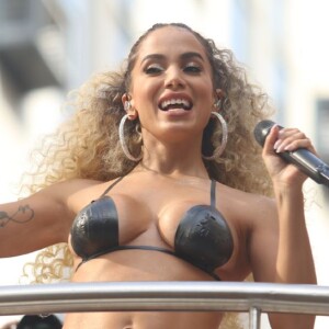 Promoter mostra Anitta dançando com biquíni fio-dental