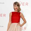 Taylor Swift escolhe um vestido longo bicolor da grife Monique Lhuillier para ir à première do filme o 'O Doador de Memórias' 