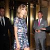 Taylor Swift também veste roupas fast fashion. A cantora já desfilou com uma produção da H&M