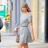 Taylor Swift gosta de vestidos estilo vintage. A cantora gosta de marcar a cintura com cintos finos