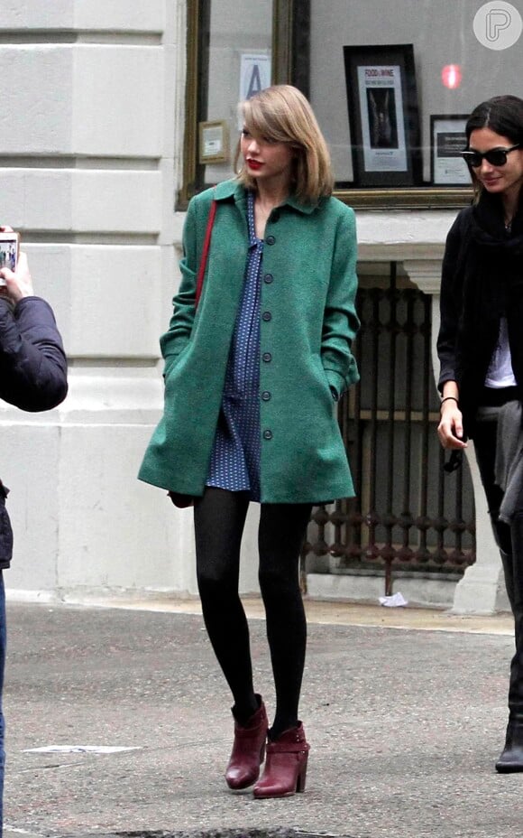 Taylor Swift adora combinar cores sóbrias em looks invernais