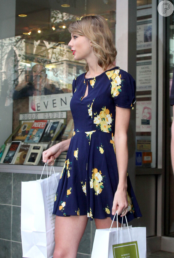 Taylor Swift investe mais um look vintage durante passeio