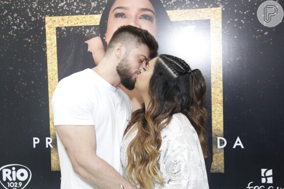 Preta Gil e Rodrigo Godoy se beijam