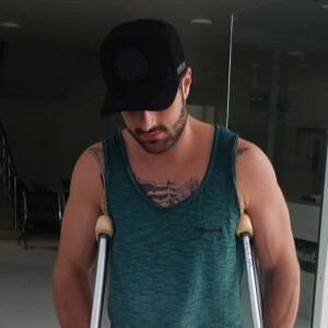 Alok compartilhou uma série de imagens em sua conta de Instagram Stories nas quais aparece com o pé imobilizado