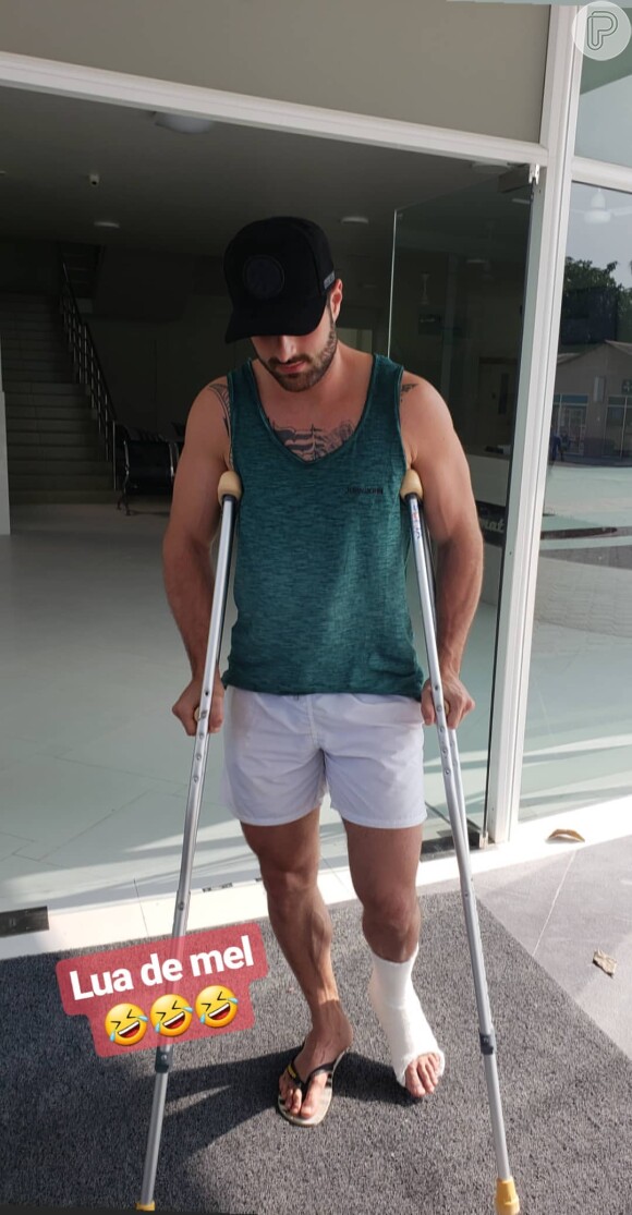 Alok compartilhou uma série de imagens em sua conta de Instagram Stories nas quais aparece com o pé imobilizado